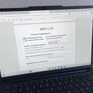 Laptop, an dem der AOK-Förderantrag geöffnet ist