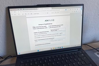 Laptop, an dem der AOK-Förderantrag geöffnet ist