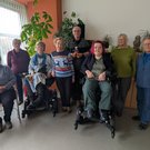 Selbsthilfegruppe der ILCO in Dresden Acht Mitglieder der Selbsthilfegruppe stehen und sitzen nebeneinander