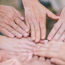 Lebendige Selbsthilfe für Jung & Alt Acht Hände berühren sich aneinander