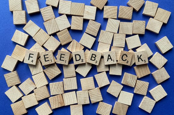 Feedback geben Scrabble Steine, die das Wort Feedback zeigen