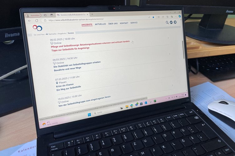 Auf einem Laptop ist der Veranstaltungskalender der Selbsthilfeakademie Sachsen geöffnet