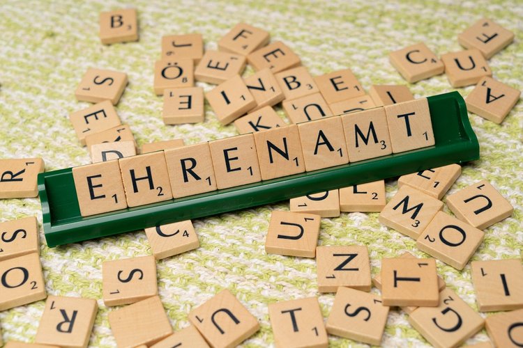 Scrabble-Steine, die das Wort Ehrenamt zeigen